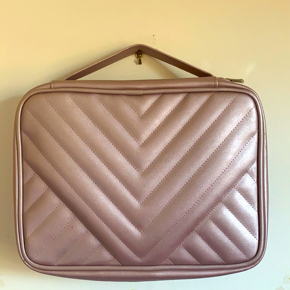 Travel cosmetic bag